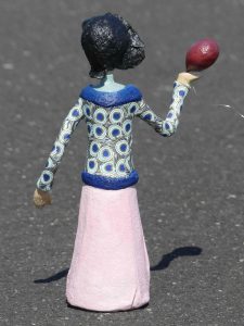 Handgefertige Figur Lia aus Pappmaché