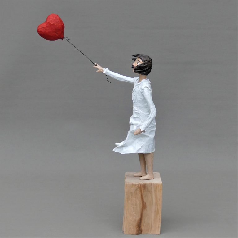 Theda mit Ballon Skulptur aus Pappmachee_1