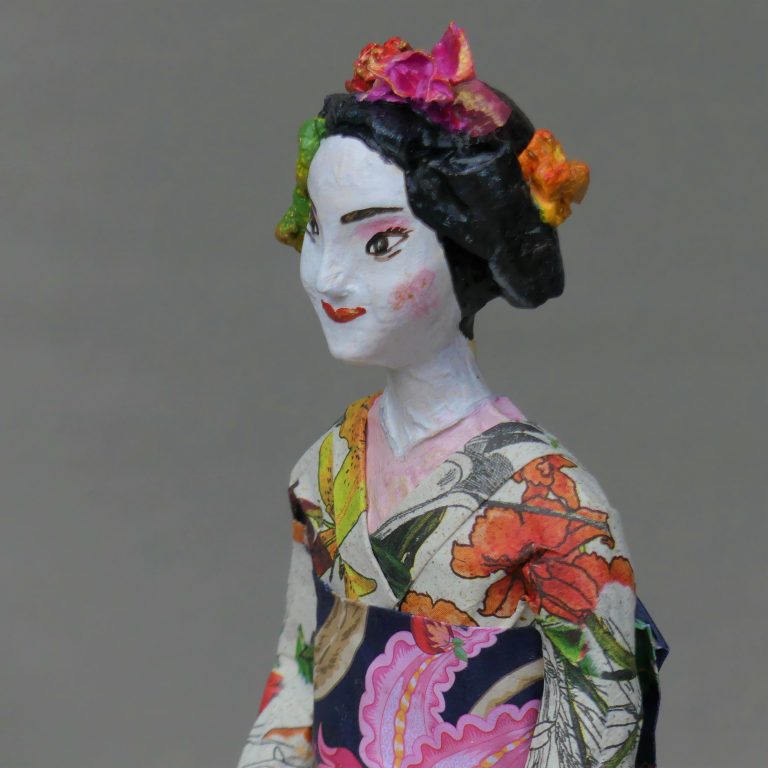 Geisha Skulptur aus Pappmachee_2