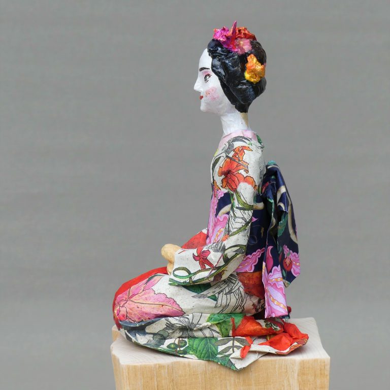 Geisha Skulptur aus Pappmachee_3