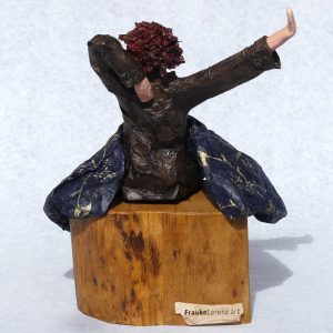 Aurelia_Skulptur aus Pappmachee_2