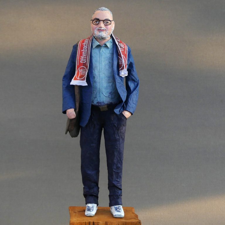 Auftragsarbeit_Galina_Skulptur aus Pappmachee_1