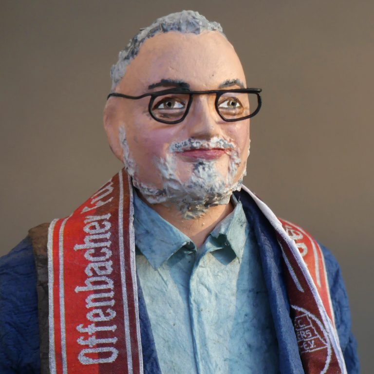 Auftragsarbeit_Galina_Skulptur aus Pappmachee_2