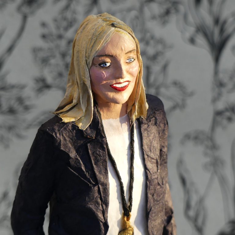 Auftragsarbeit_Jutta_Skulptur aus Pappmachee_1
